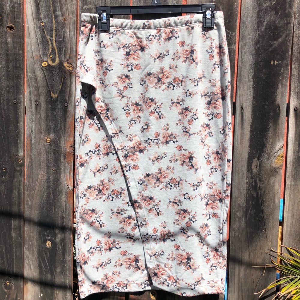 🌸PRICE DROP🌸 NWT ADORABLE Sweater Material Skirt